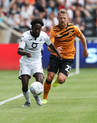 030819 - Swansea City v Hull City, Sky Bet Championship - Nathan Dyer of Swansea City takes on Stephen Kingsley of Hull City