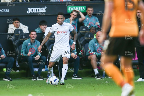 130925 - Swansea City v Hull City - Sky Bet Championship - Ronald Pereira Martin of Swansea City crosses the ball