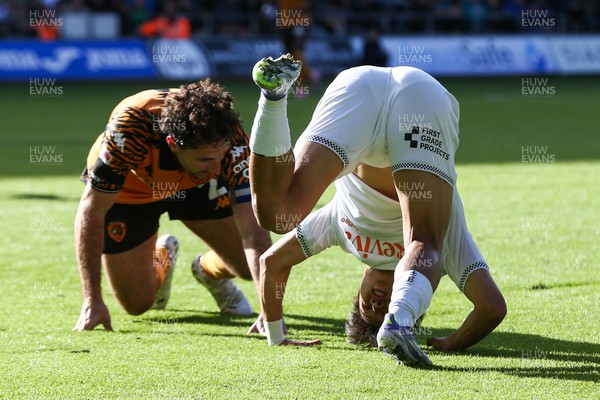 130925 - Swansea City v Hull City - Sky Bet Championship - Jisung Eom of Swansea City and Lewie Coyle of Hull City