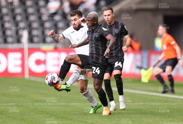 170922 - Swansea City v Hull City, Sky Bet Championship - Jean Michael Seri of Hull City and Ryan Manning of Swansea City compete for the ball
