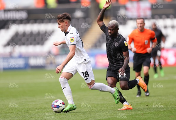 170922 - Swansea City v Hull City, Sky Bet Championship - Luke Cundle of Swansea City gets away from Jean Michael Seri of Hull City