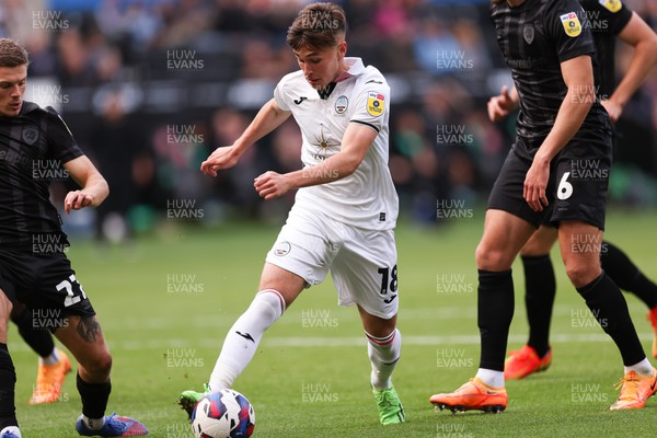 170922 - Swansea City v Hull City, Sky Bet Championship - Luke Cundle of Swansea City tests the Hull defence