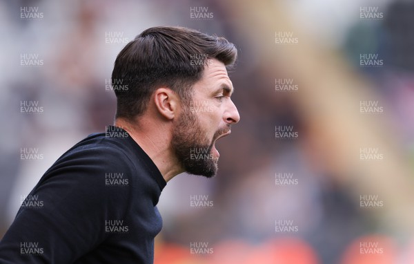170922 - Swansea City v Hull City, Sky Bet Championship - Swansea City head coach Russell Martin reacts during the match