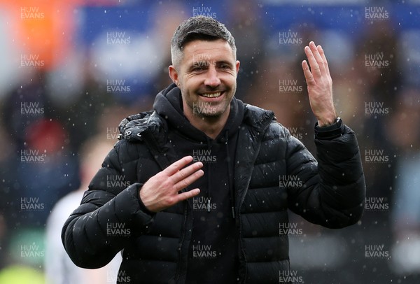 180425 - Swansea City v Hull City - SkyBet Championship - Swansea City Caretaker Manager Alan Sheehan celebrates at full time