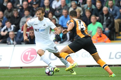 200816 - Swansea City v Hull City, Premier League - Fernando Llorente of Swansea City takes on Jake Livermore of Hull City