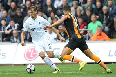 200816 - Swansea City v Hull City, Premier League - Fernando Llorente of Swansea City takes on Jake Livermore of Hull City