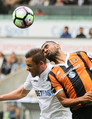 200816 - Swansea City v Hull City, Premier League - Gylfi Sigurdsson of Swansea City and Ahmed Elmohamady of Hull City compete for the ball