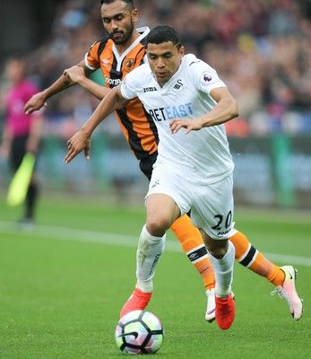 200816 - Swansea City v Hull City, Premier League - Jefferson Montero of Swansea City gets away from Ahmed Elmohamady of Hull City