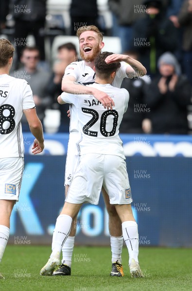 270419 - Swansea City v Hull City - SkyBet Championship - Oli McBurnie of Swansea City celebrates scoring a goal with Daniel James
