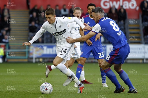 061018 - Swansea City v Ipswich Town, EFL Championship - Tom Carroll of Swansea City (left) in action with Cole Skuse of Ipswich Town