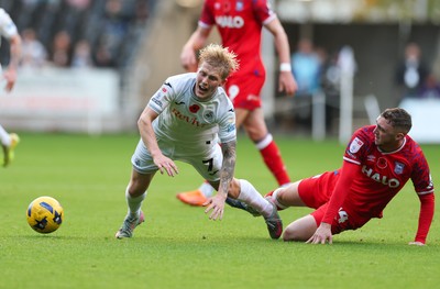 081125 - Swansea City v Ipswich Town, EFL Sky Bet Championship - Jack Taylor of Ipswich and Melker Widell of Swansea City compete for the ball