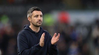 081125 - Swansea City v Ipswich Town, EFL Sky Bet Championship - Swansea City head coach Alan Sheehan reacts during the match