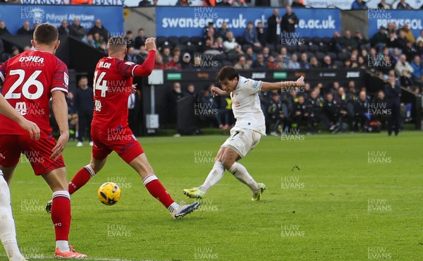 081125 - Swansea City v Ipswich Town, EFL Sky Bet Championship - Goncalo Franco of Swansea City shoots to score goal
