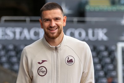 041025 - Swansea City v Leicester City - Sky Bet Championship - Žan Vipotnik of Swansea City