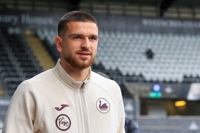 041025 - Swansea City v Leicester City - Sky Bet Championship - Žan Vipotnik of Swansea City