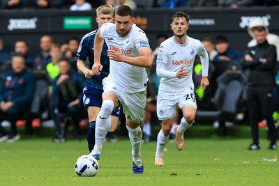 041025 - Swansea City v Leicester City - Sky Bet Championship - Žan Vipotnik of Swansea City