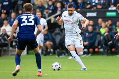 041025 - Swansea City v Leicester City - Sky Bet Championship - Žan Vipotnik of Swansea City