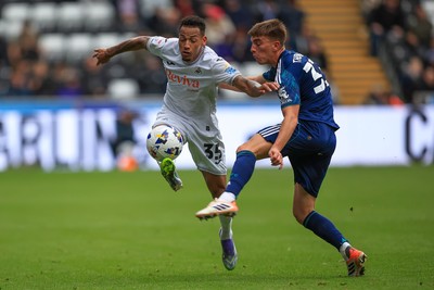 041025 - Swansea City v Leicester City - Sky Bet Championship - Ronald of Swansea City battles for the ball with Luke Thomas of Leicester City