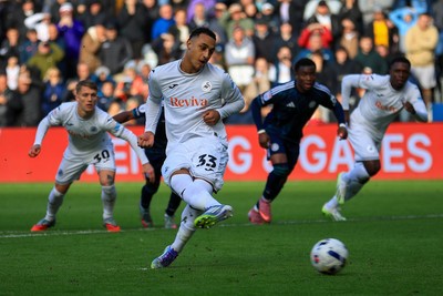 041025 - Swansea City v Leicester City - Sky Bet Championship - Adam Idah of Swansea City scores a goal
