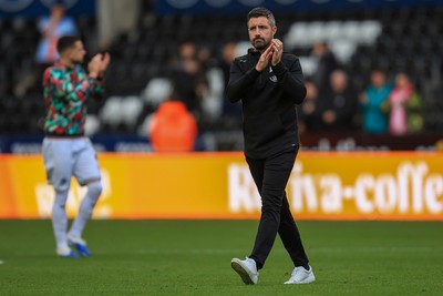 041025 - Swansea City v Leicester City - Sky Bet Championship - Swansea City Manager Alan Sheehan  claps fans after the game