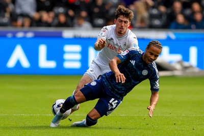 041025 - Swansea City v Leicester City - Sky Bet Championship - Josh Key of Swansea City battles for the ball with Bobby Decordova-Reid of Leicester City