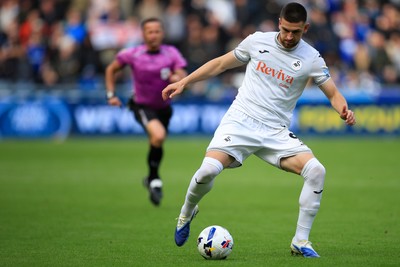041025 - Swansea City v Leicester City - Sky Bet Championship - Žan Vipotnik of Swansea City