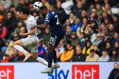 041025 - Swansea City v Leicester City - Sky Bet Championship - Eom Ji-Sung of Swansea City challenges for the aerial ball with Ricardo Pereira of Leicester City