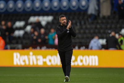 041025 - Swansea City v Leicester City - Sky Bet Championship - Swansea City Manager Alan Sheehan  claps fans after the game