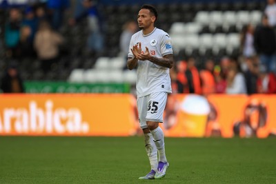 041025 - Swansea City v Leicester City - Sky Bet Championship - Ronald of Swansea City claps fans after the game