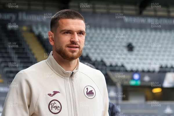041025 - Swansea City v Leicester City - Sky Bet Championship - Žan Vipotnik of Swansea City