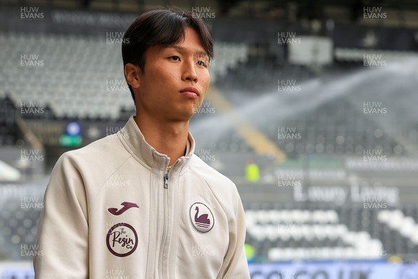 041025 - Swansea City v Leicester City - Sky Bet Championship - Eom Ji-Sung of Swansea City