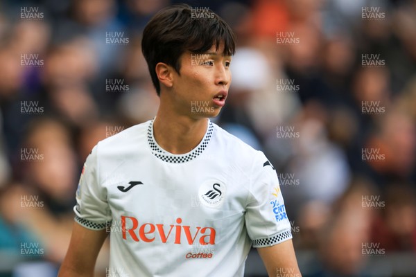 041025 - Swansea City v Leicester City - Sky Bet Championship - Eom Ji-Sung of Swansea City