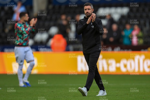 041025 - Swansea City v Leicester City - Sky Bet Championship - Swansea City Manager Alan Sheehan  claps fans after the game