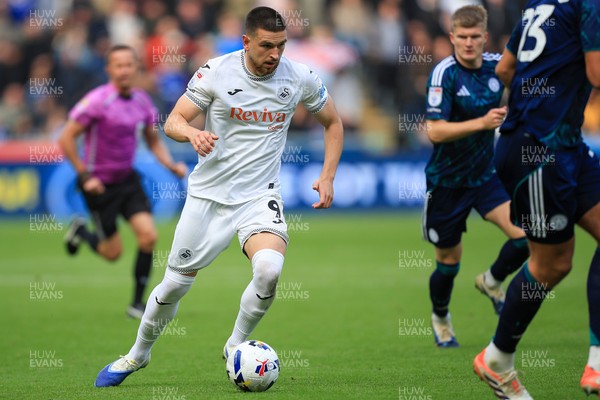 041025 - Swansea City v Leicester City - Sky Bet Championship - Žan Vipotnik of Swansea City