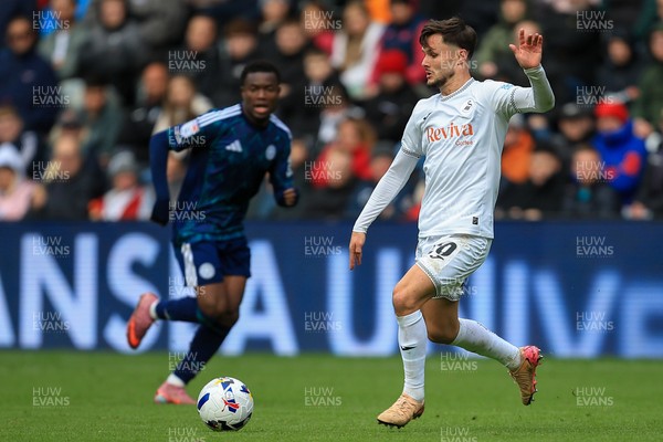 041025 - Swansea City v Leicester City - Sky Bet Championship - Liam Cullen of Swansea City