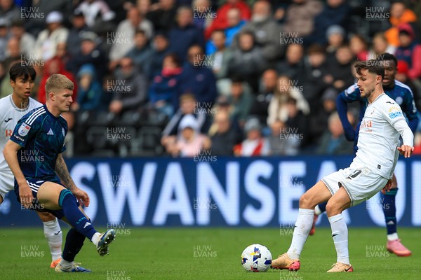 041025 - Swansea City v Leicester City - Sky Bet Championship - Liam Cullen of Swansea City