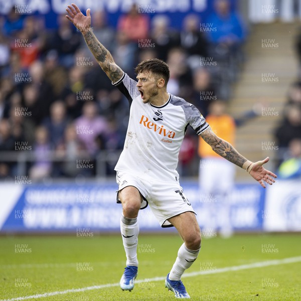 211023 - Swansea City v Leicester City - Sky Bet Championship - Jamie Paterson of Swansea City appeals for a handball