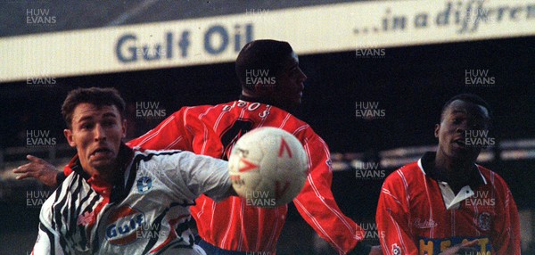 201193 - Swansea City v Leyton Orient - Steve Torpey of Swansea beats Warren Hackett and Kevin Austin of Orient