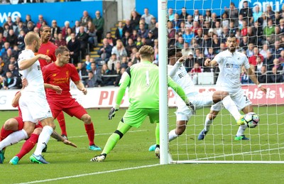 011016 - Swansea City v Liverpool, Premier League - Leroy Fer of Swansea City beats Liverpool goalkeeper Loris Karius to score goal