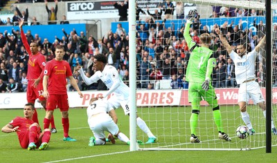 011016 - Swansea City v Liverpool, Premier League - Leroy Fer of Swansea City, centre, beats Liverpool goalkeeper Loris Karius to score goal