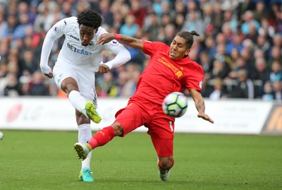 011016 - Swansea City v Liverpool, Premier League - Leroy Fer of Swansea City ties a shot at goal as Roberto Firmino of Liverpool challenges