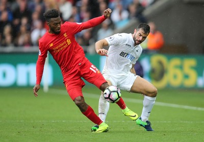 011016 - Swansea City v Liverpool, Premier League - Daniel Sturridge of Liverpool holds off Jordi Amat of Swansea City