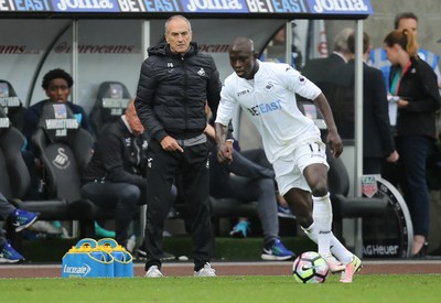 011016 - Swansea City v Liverpool, Premier League - Swansea City manager Francesco Guidolin issues instructions as Modou Barrow of Swansea City takes on Philippe Coutinho of Liverpool