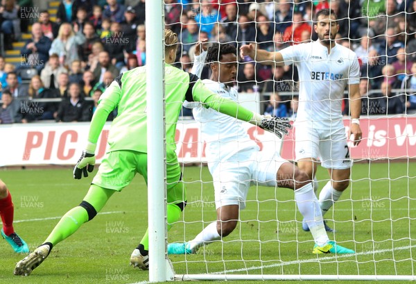 011016 - Swansea City v Liverpool, Premier League - Leroy Fer of Swansea City beats Liverpool goalkeeper Loris Karius to score goal