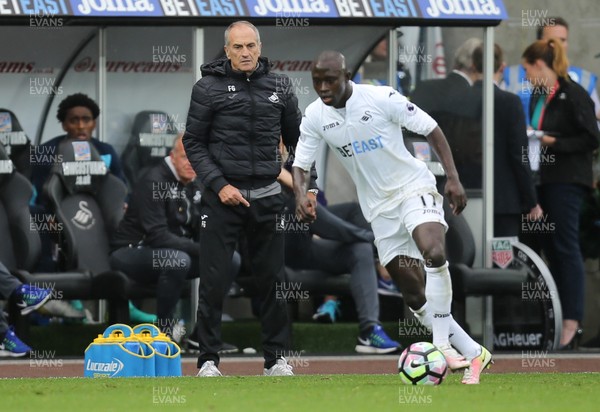 011016 - Swansea City v Liverpool, Premier League - Swansea City manager Francesco Guidolin issues instructions as Modou Barrow of Swansea City takes on Philippe Coutinho of Liverpool