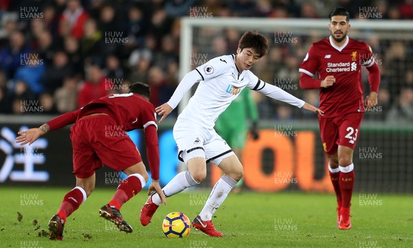 220118 - Swansea City v Liverpool - Premier League - Ki Sung-Yueng of Swansea City is challenged by Roberto Firmino of Liverpool