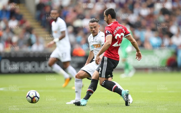 190817 - Swansea City v Manchester United, Premier League - Roque Mesa of Swansea City closes in on Henrikh Mkhitaryan of Manchester United