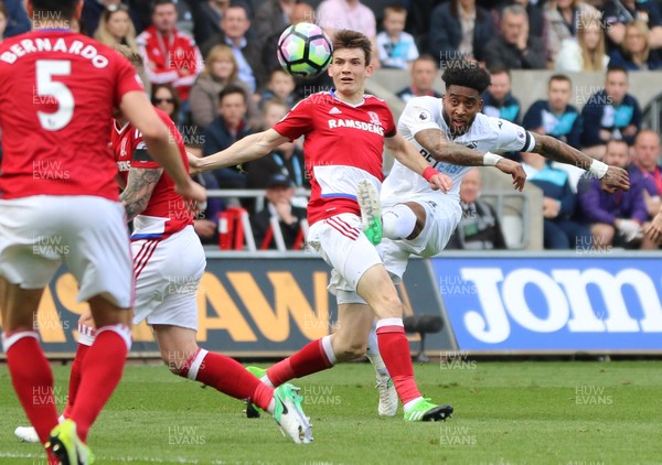 020417 - Swansea City v Middlesbrough, Premier League - Leroy Fer of Swansea City fires a shot at goal