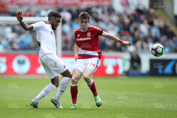 020417 - Swansea City v Middlesbrough, Premier League - Leroy Fer of Swansea City and Marten de Roon of Middlesbrough compete for the ball