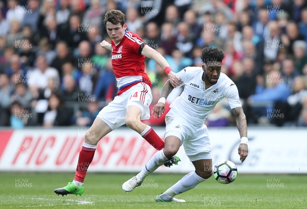 020417 - Swansea City v Middlesbrough, Premier League - Leroy Fer of Swansea City and Marten de Roon of Middlesbrough tangle as they compete for the ball